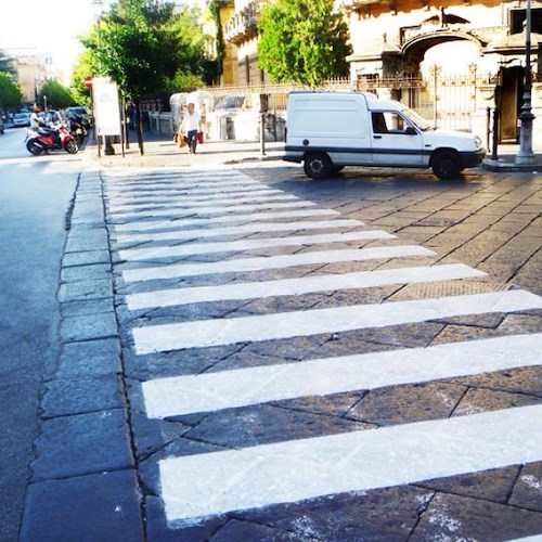 Le appena ritinteggiate strisce tra Corso Mazzini e Viale Garibaldi