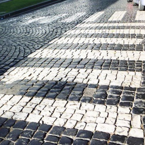 I sanpietrini bianchi tra Piazza Abbro e via Rosario Senatore