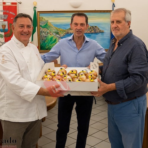 Sal De Riso a Conca con il Sindaco e la Sfogliatella Santarosa<br />&copy; Massimiliano D'Uva