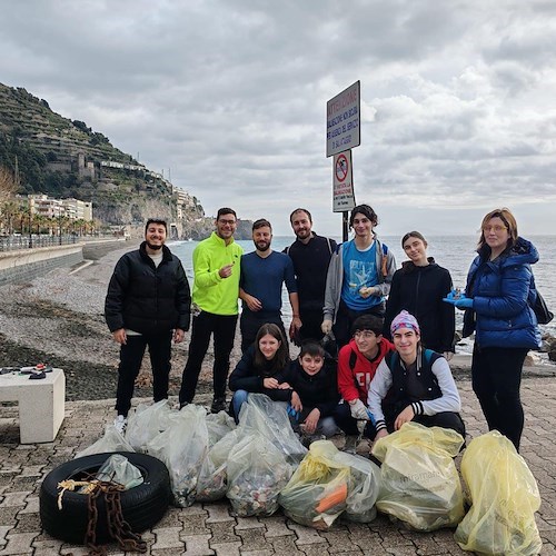 Successo ecologico sulla spiaggia di Maiori con The Greeners e l'Associazione Acarbio Costiera Amalfitana<br />&copy; Comune di Maiori