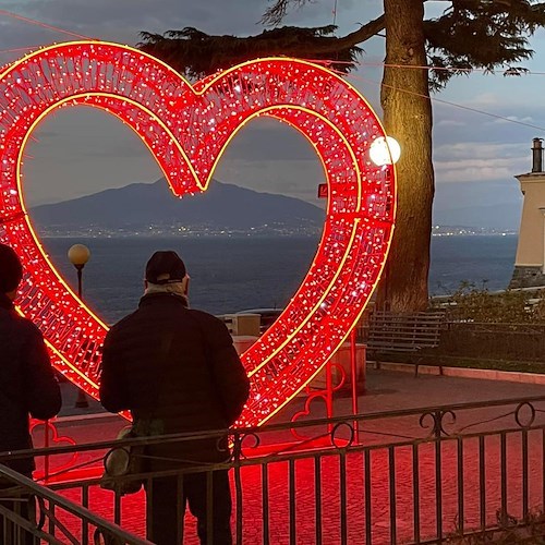 Torna Sorrento in love: cuori, luminarie e scenari mozzafiato<br />&copy; Comune di Sorrento