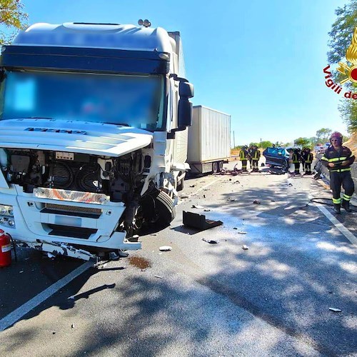 incidente tra auto e tir a Casalbore<br />&copy; Vigili del Fuoco