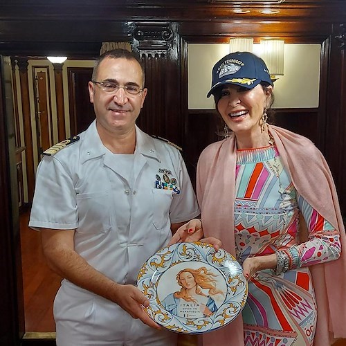 Daniela Santanché col capitano della Vespucci<br />&copy; Ministero del Turismo