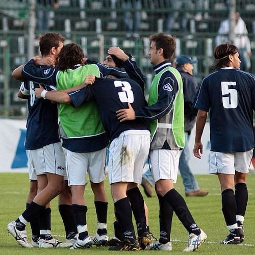 I calciatori aquilotti in festa dopo una rete: i tifosi si augurano di vedere spesso questa scena