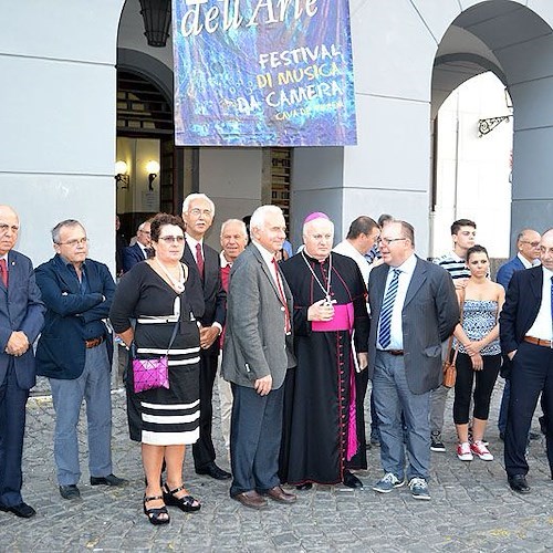 Foto di gruppo dinanzi al Palazzo di Città