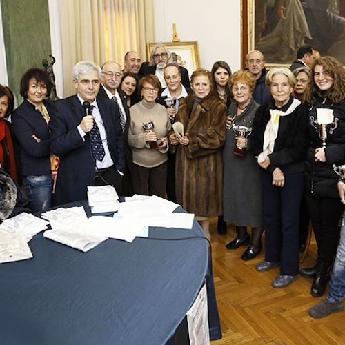 Foto di gruppo dei vincitori del Concorso letterario con gli organizzatori