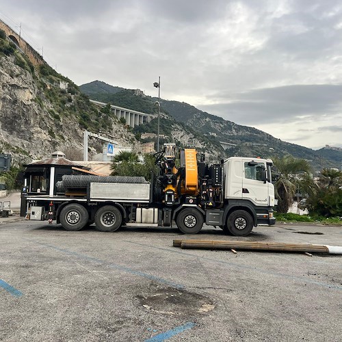 Vietri sul Mare, al via posizionamento delle reti di protezione sul costone roccioso della spiaggia della Baia<br />&copy; Giovanni De Simone