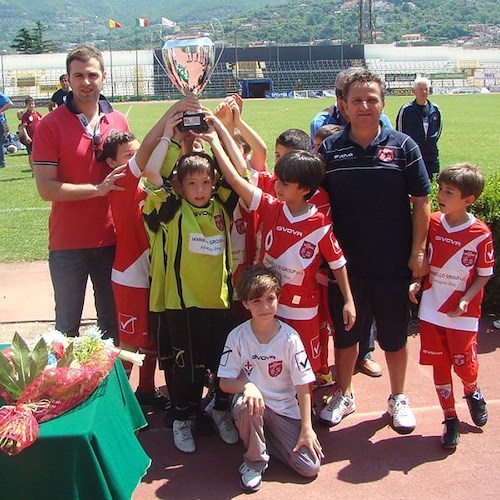 I giocatori del Caivano alzano il Trofeo Catello Mari