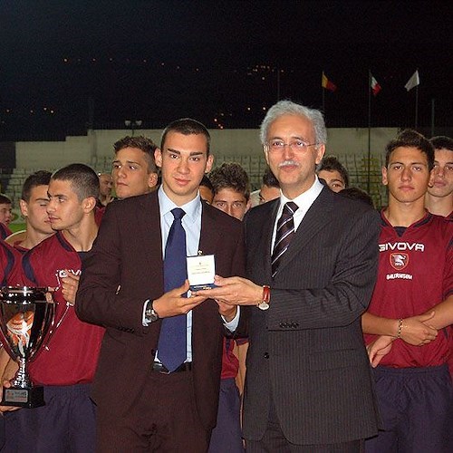 Giovanni Baldi consegna alla Salernitana la medaglia di bronzo del Presidente del Senato