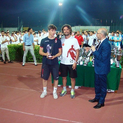 Enrico Maria Amore premia Emiliano Pattarello, miglior calciatore del Torneo