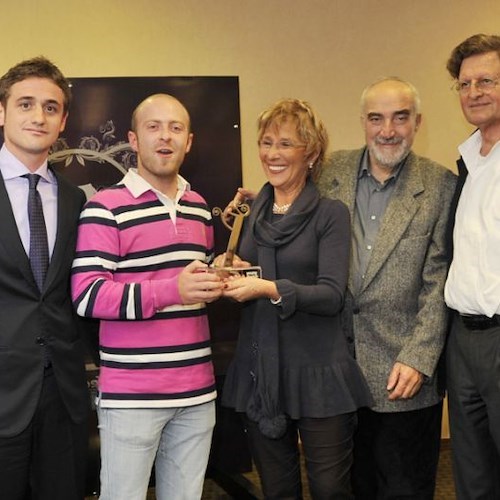 I giurati premiano Francesco Santarelli (foto servizio di Gerardo D'Elia)