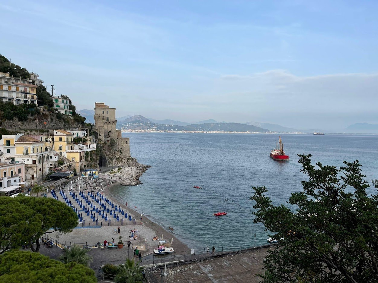 Notizie Costiera Amalfitana Si Stacca Un Masso Dal Costone Roccioso Coppia Ferita In Spiaggia